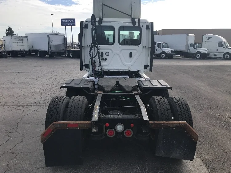 2018 Freightliner Cascadia in Kansas City, MO — photo 6
