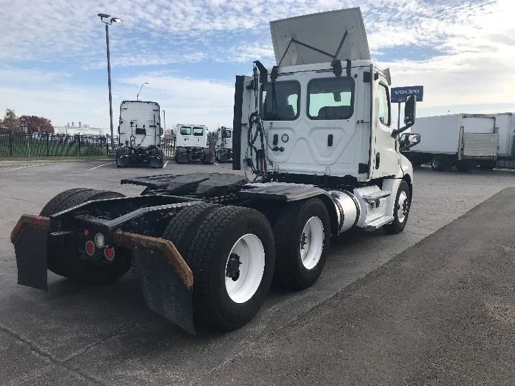 2018 Freightliner Cascadia in Kansas City, MO — photo 7