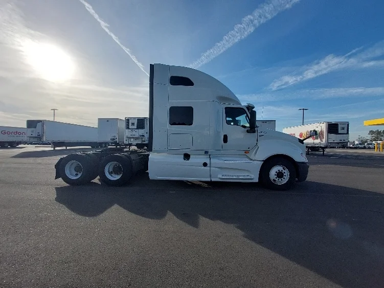 2019 International LT - image 8