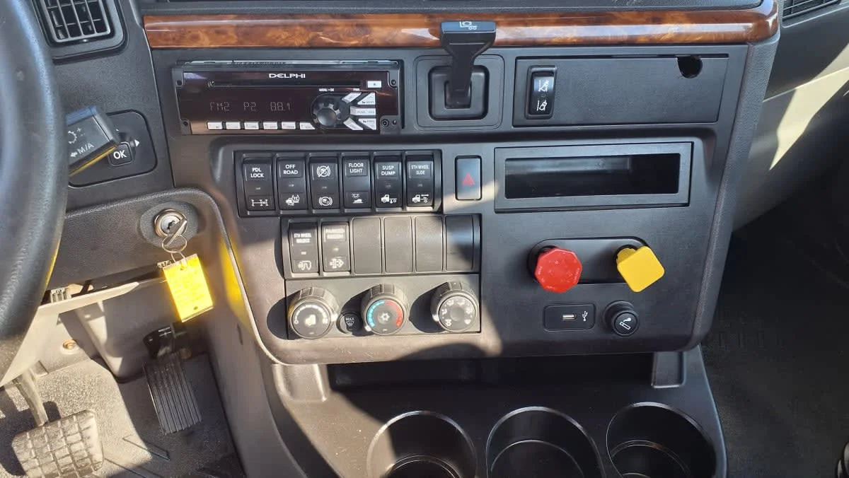 2019 International LT in Salisbury, MA — photo 11