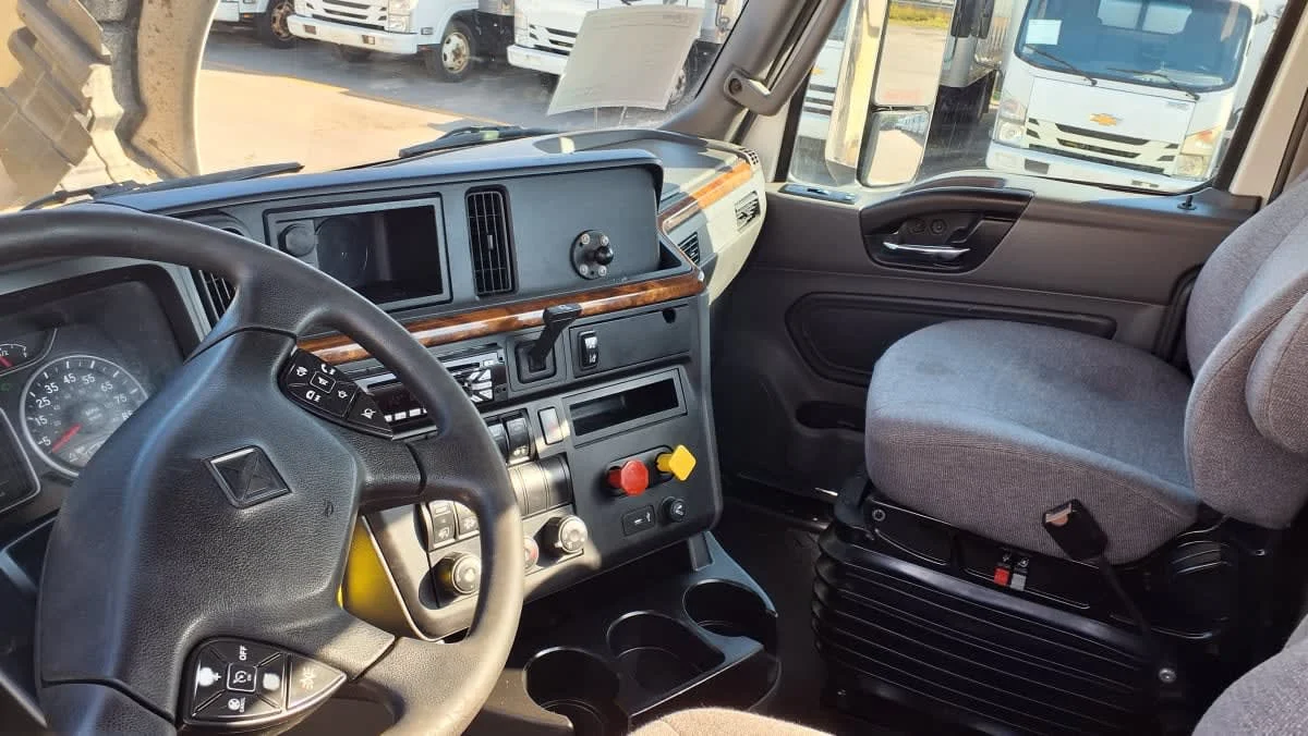 2019 International LT in Salisbury, MA — photo 7