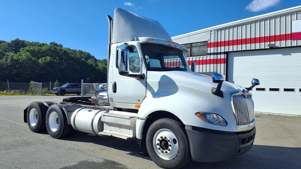 2019 International LT in Salisbury, MA — photo 3
