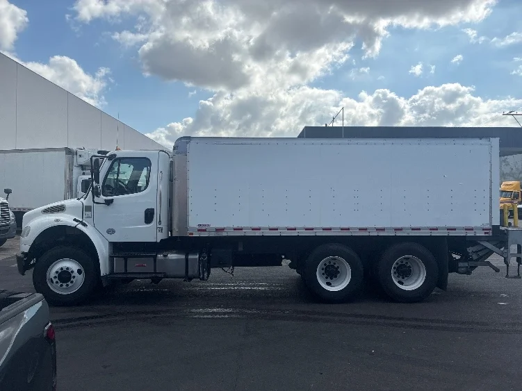 2019 Freightliner M2 106 - image 4