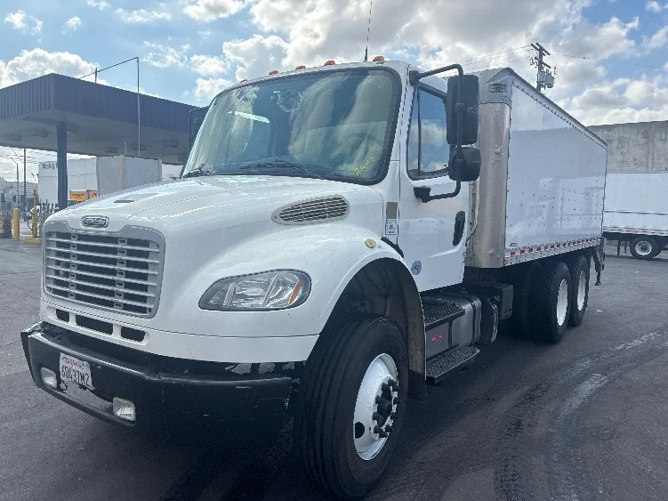 2019 Freightliner M2 106 - image 3