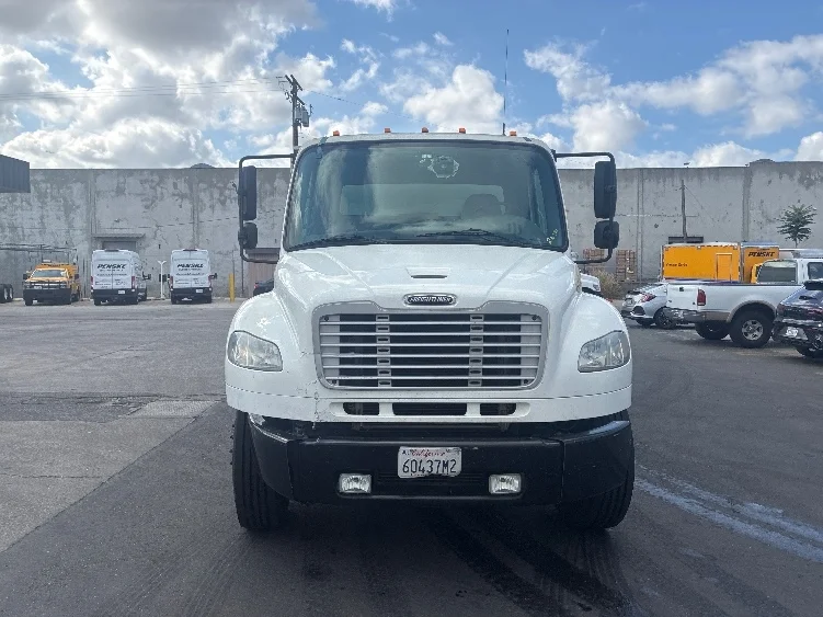 2019 Freightliner M2 106 - image 2