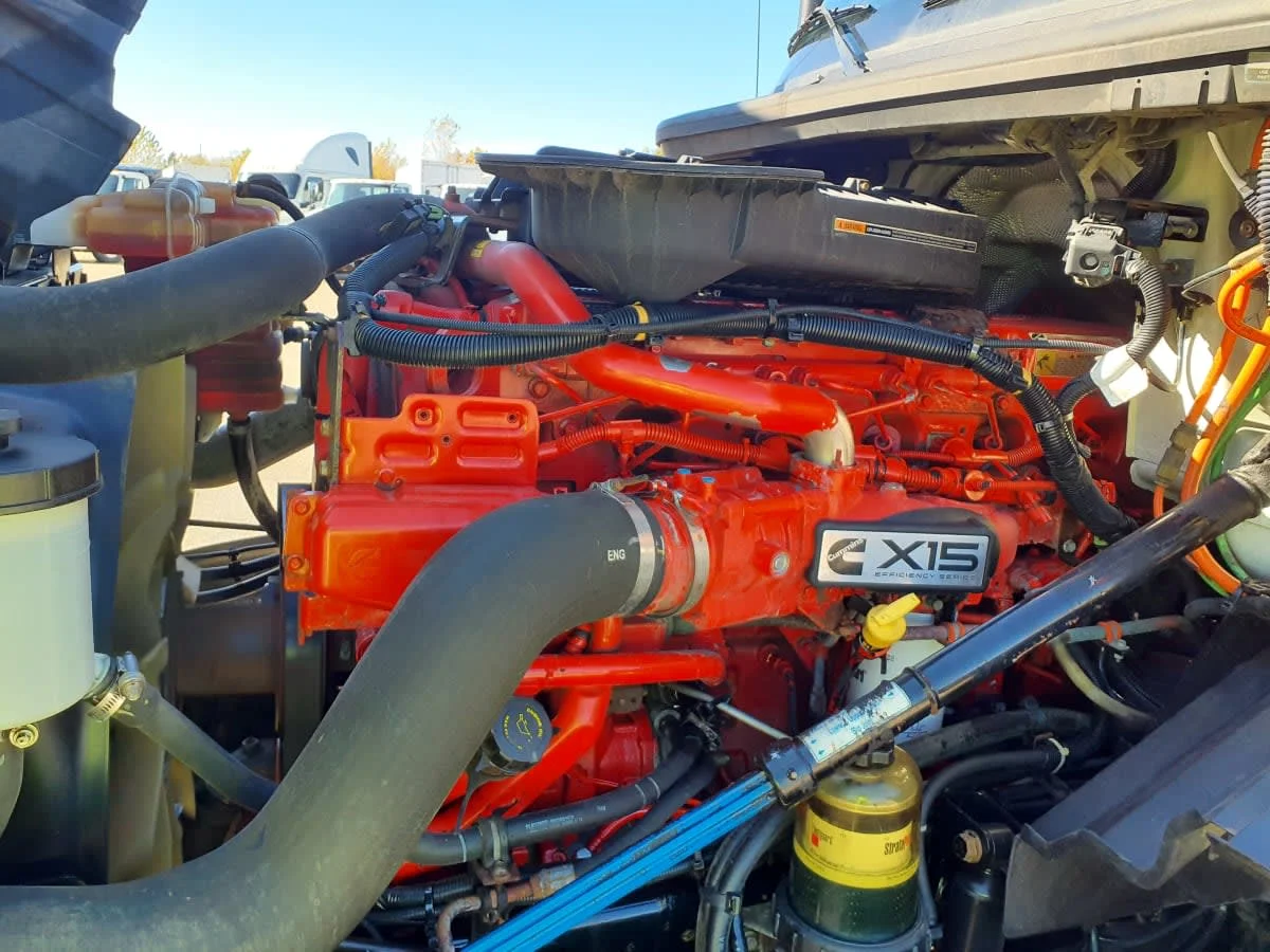 2019 International LT - image 8