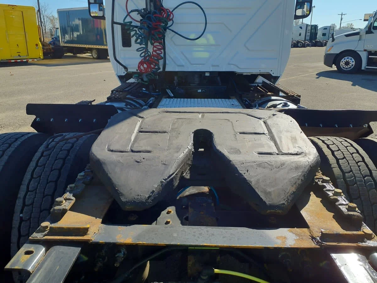 2019 International LT - image 10