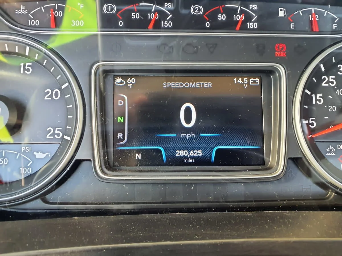 2019 International LT - image 9