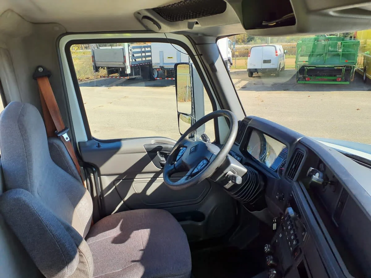 2019 International LT - image 7