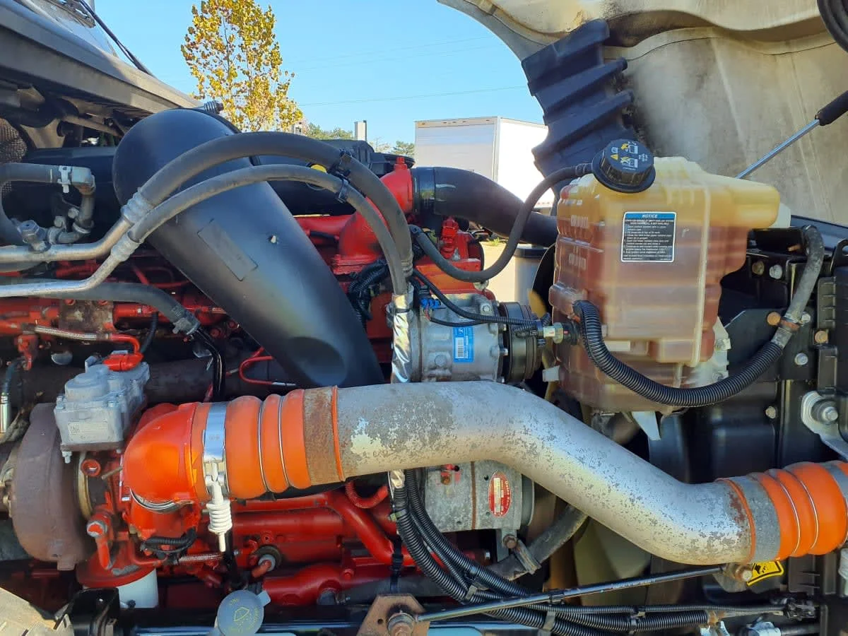 2019 International LT - image 11