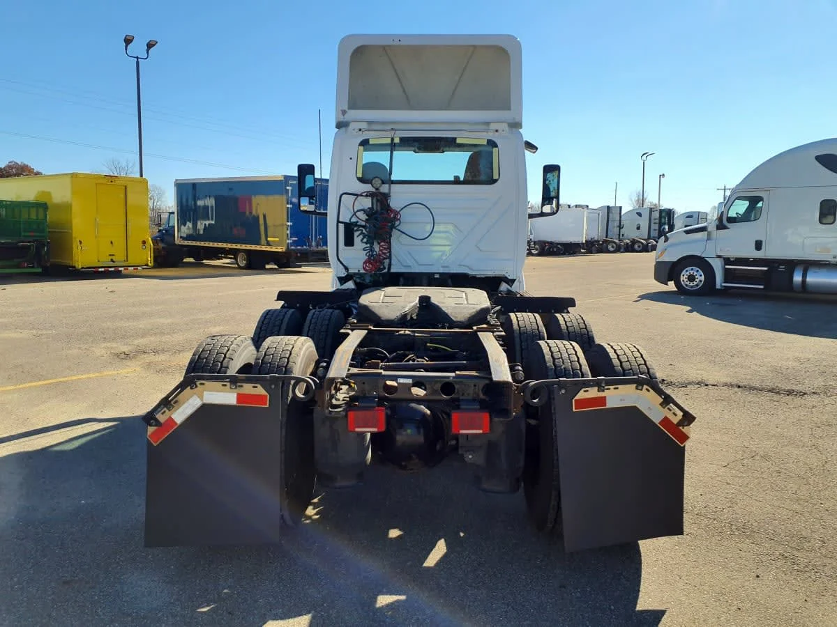 2019 International LT - image 5