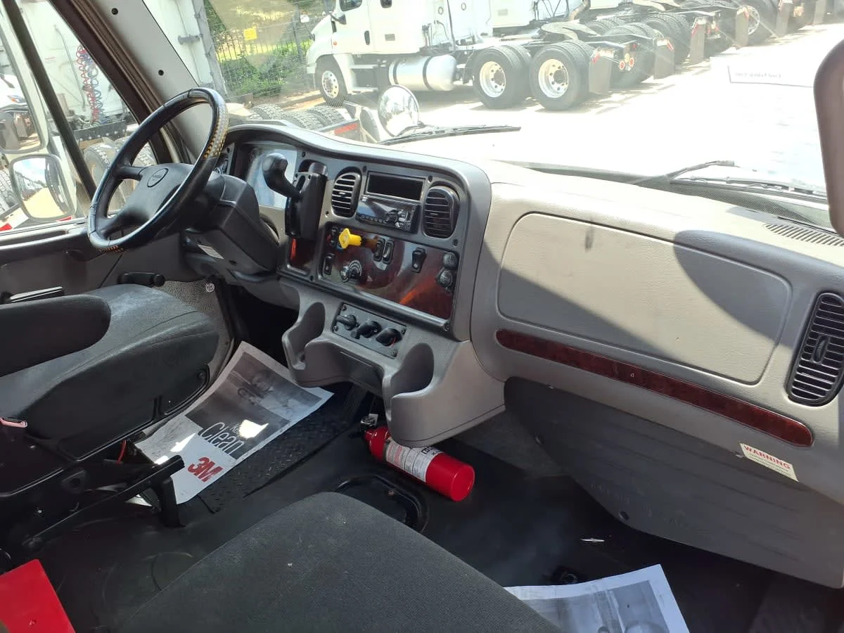 2020 Freightliner M2 106 in Houston, TX — photo 11