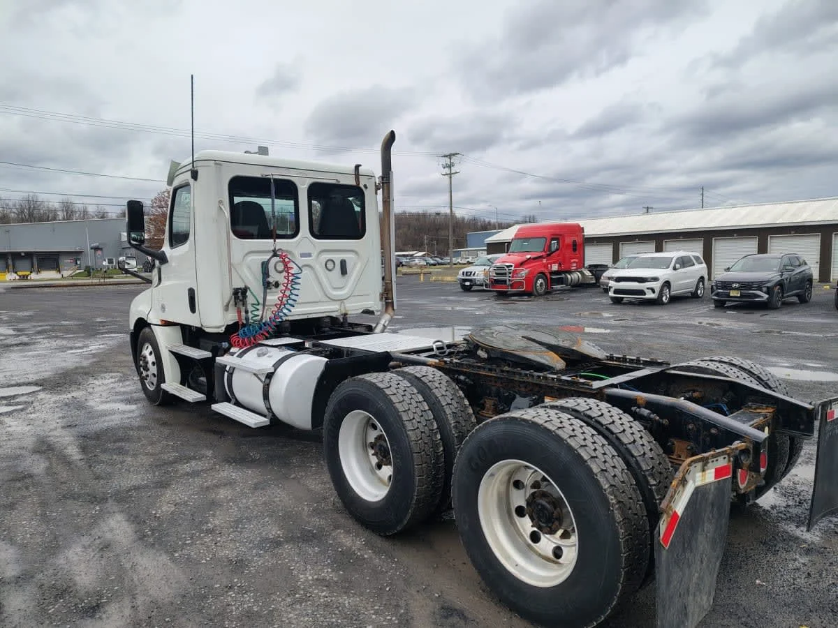 2019 Freightliner Cascadia in Allentown, PA — photo 6