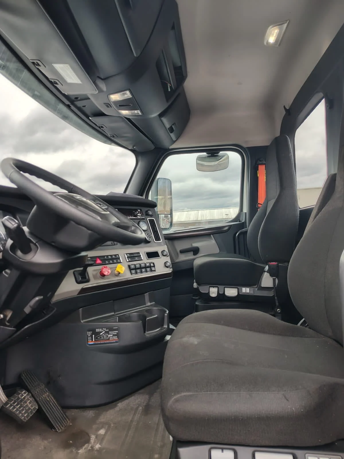 2019 Freightliner Cascadia in Allentown, PA — photo 7