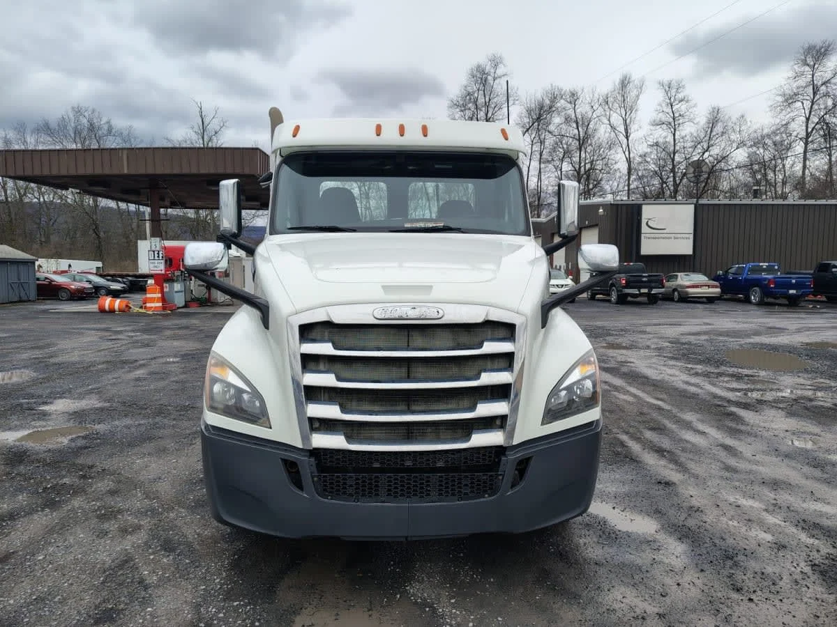 2019 Freightliner Cascadia in Allentown, PA — photo 2