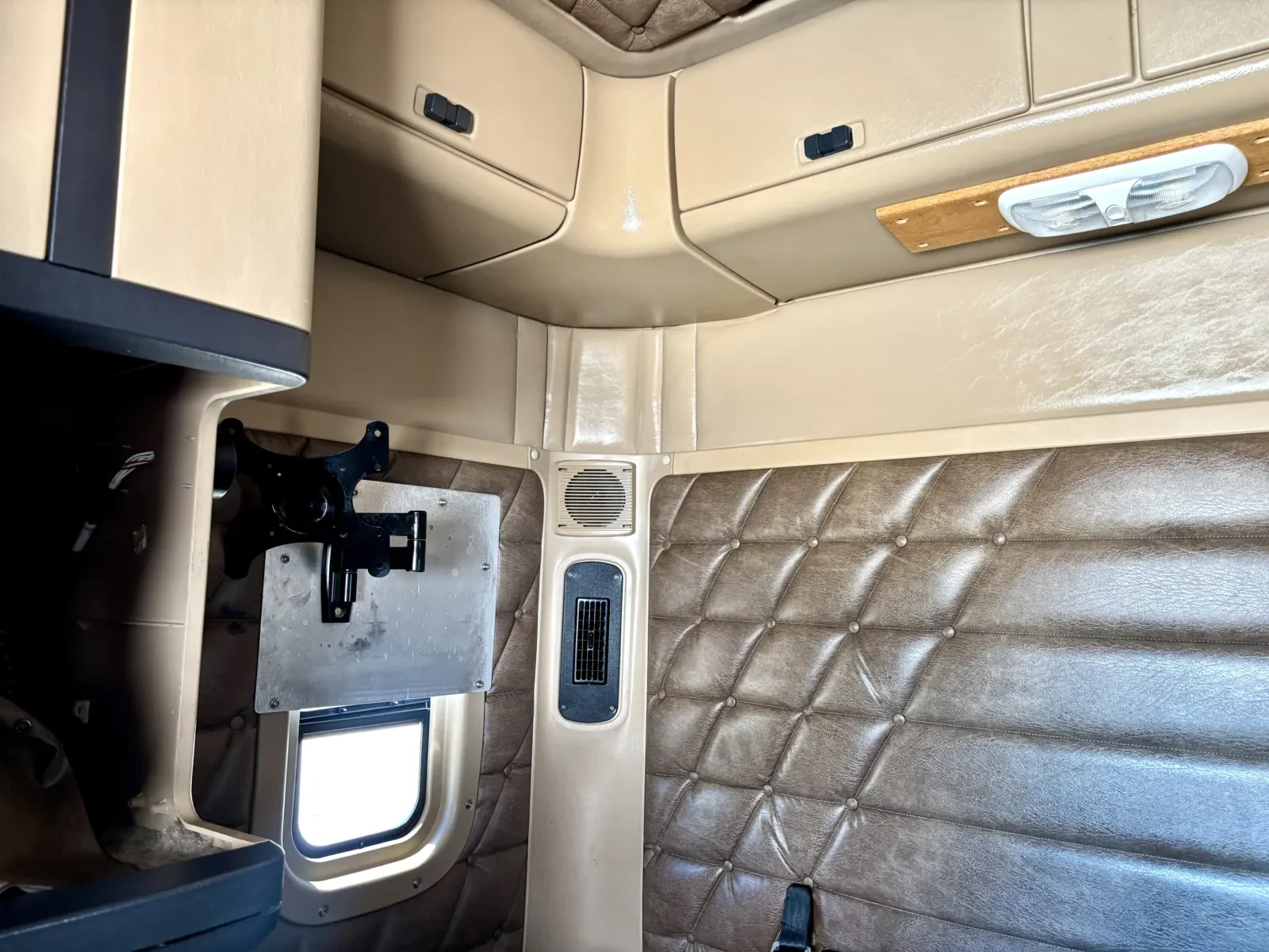 2016 Freightliner 122SD - image 21