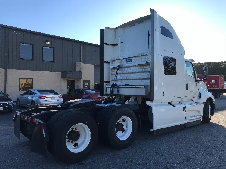 2022 International LT - image 7