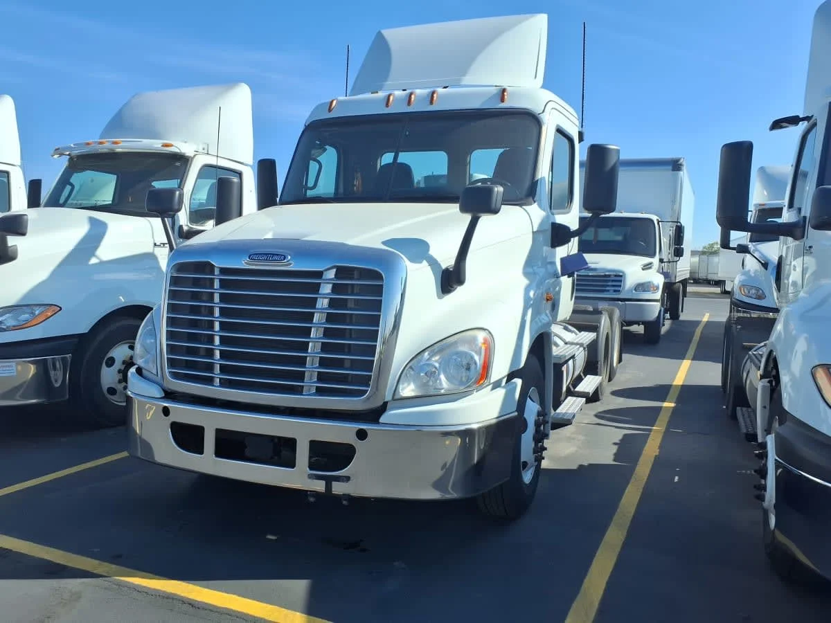 2018 Freightliner Cascadia - image 3