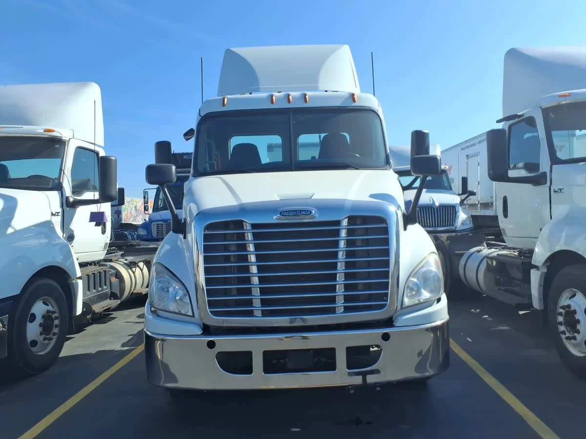 2018 Freightliner Cascadia - image 2