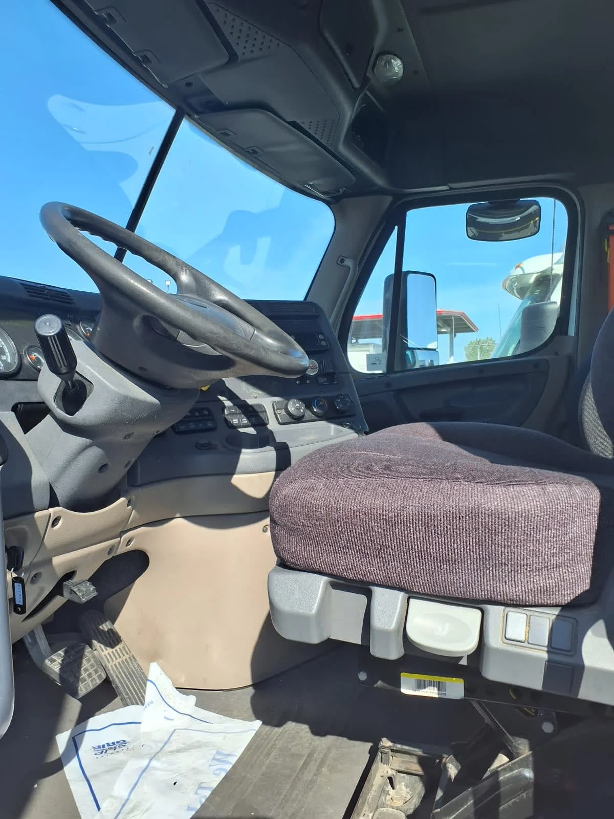 2018 Freightliner Cascadia - image 7
