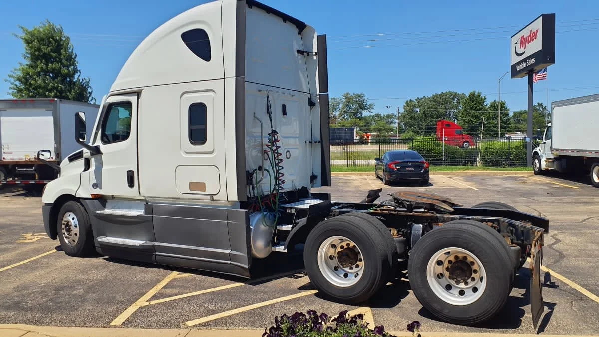 2020 Freightliner Cascadia in Bolingbrook, IL — photo 6