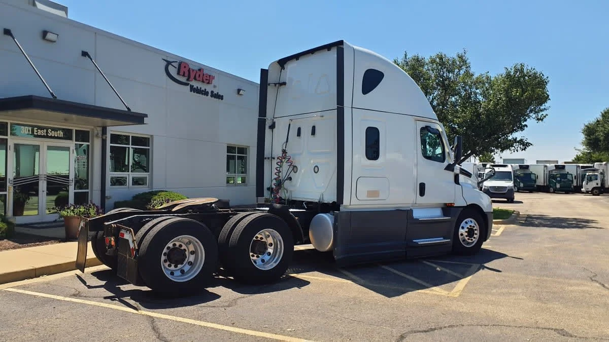 2020 Freightliner Cascadia in Bolingbrook, IL — photo 4