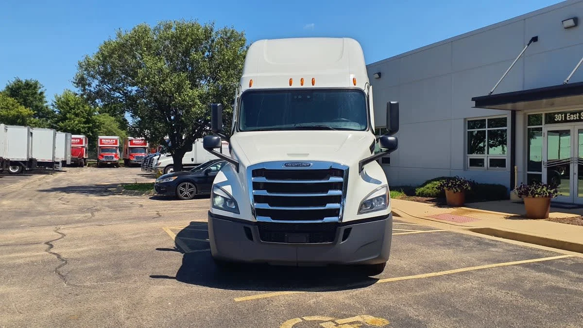 2020 Freightliner Cascadia in Bolingbrook, IL — photo 2