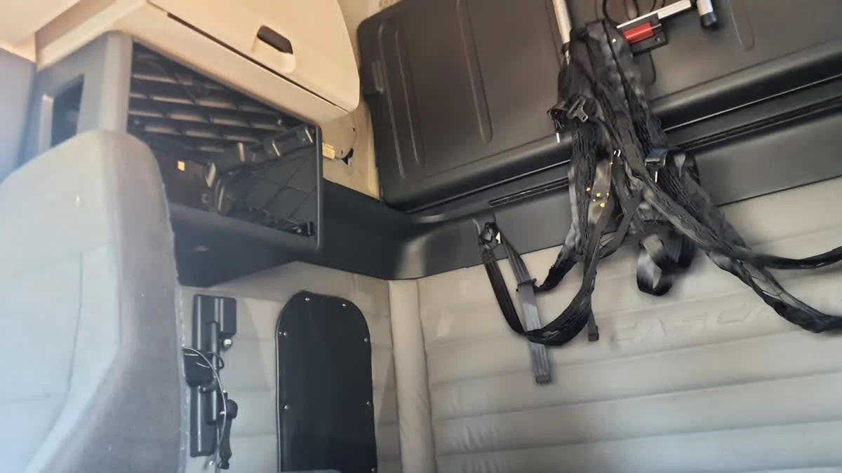 2020 Freightliner Cascadia in Bolingbrook, IL — photo 8