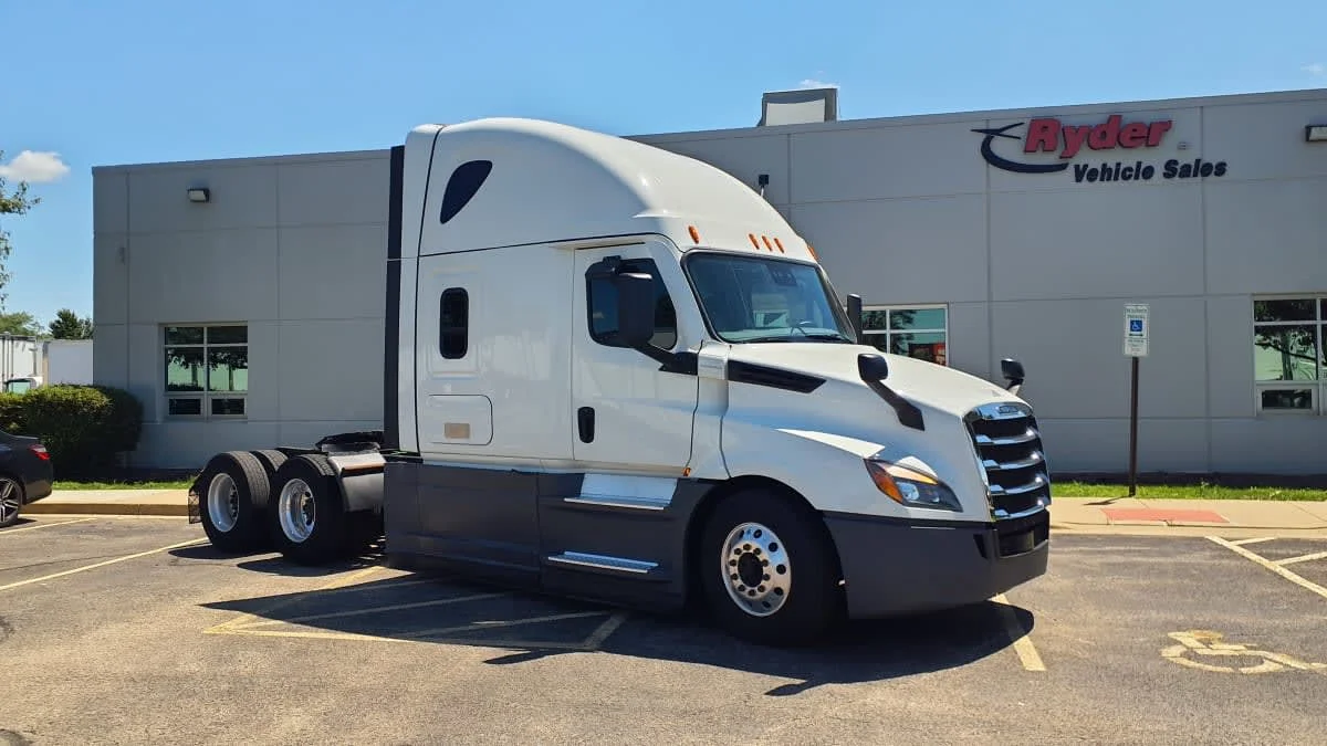 2020 Freightliner Cascadia in Bolingbrook, IL — photo 3
