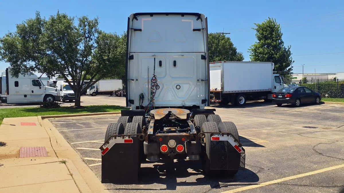 2020 Freightliner Cascadia in Bolingbrook, IL — photo 5