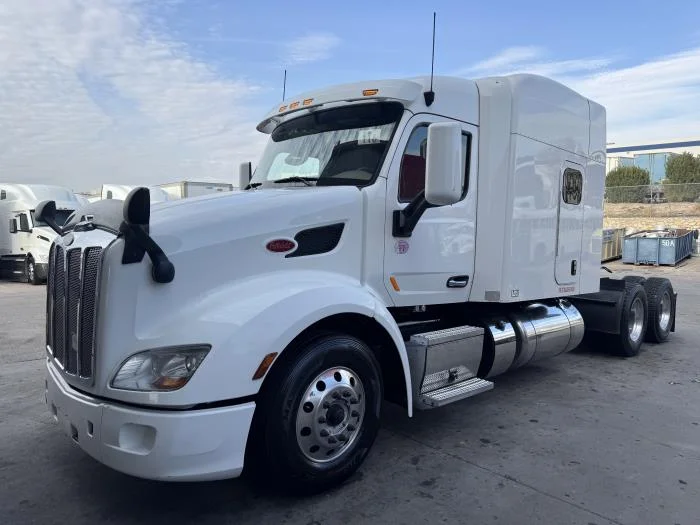 2022 Peterbilt 579 - image 2