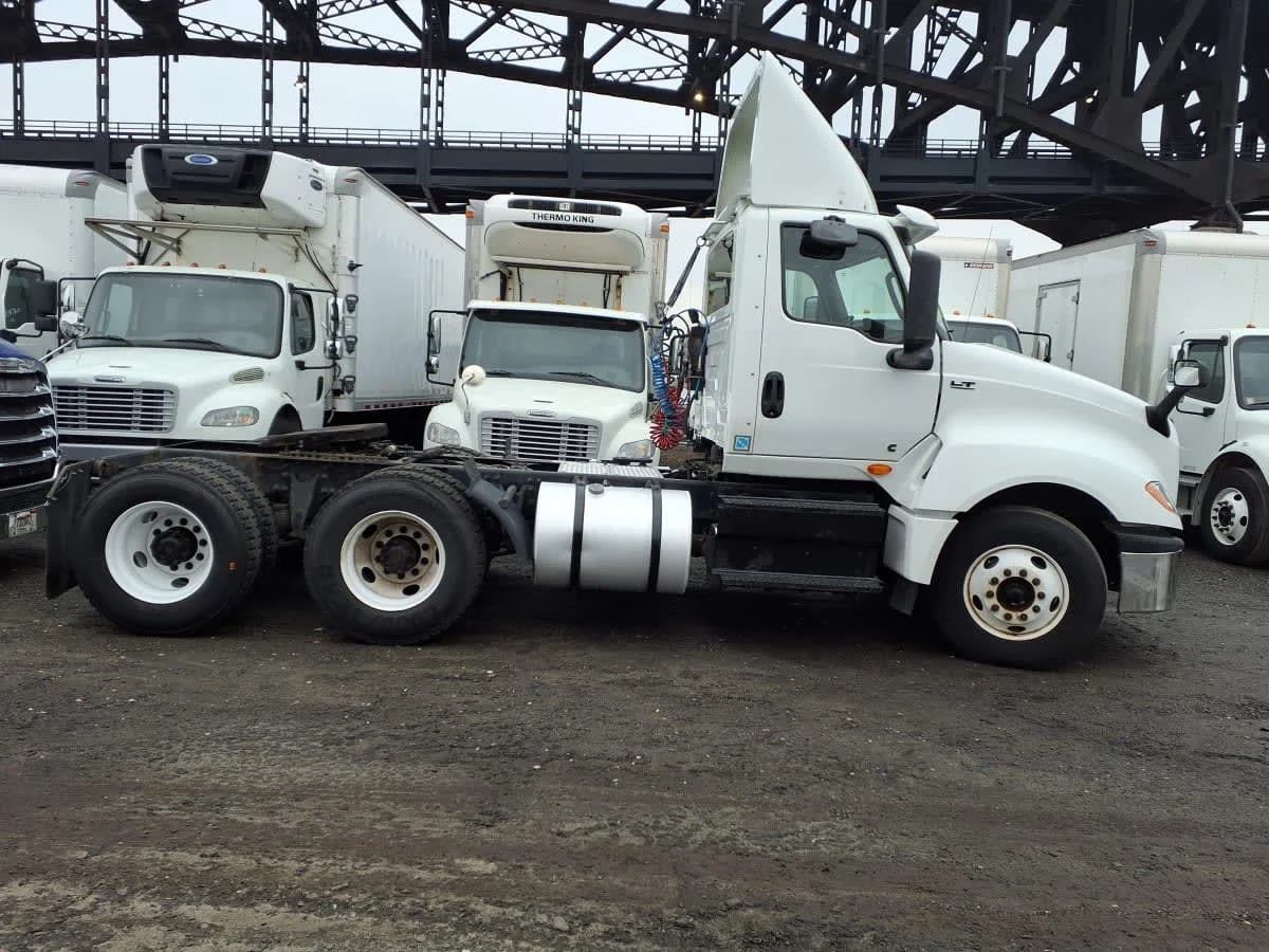 2019 International LT in Newark, NJ — photo 10