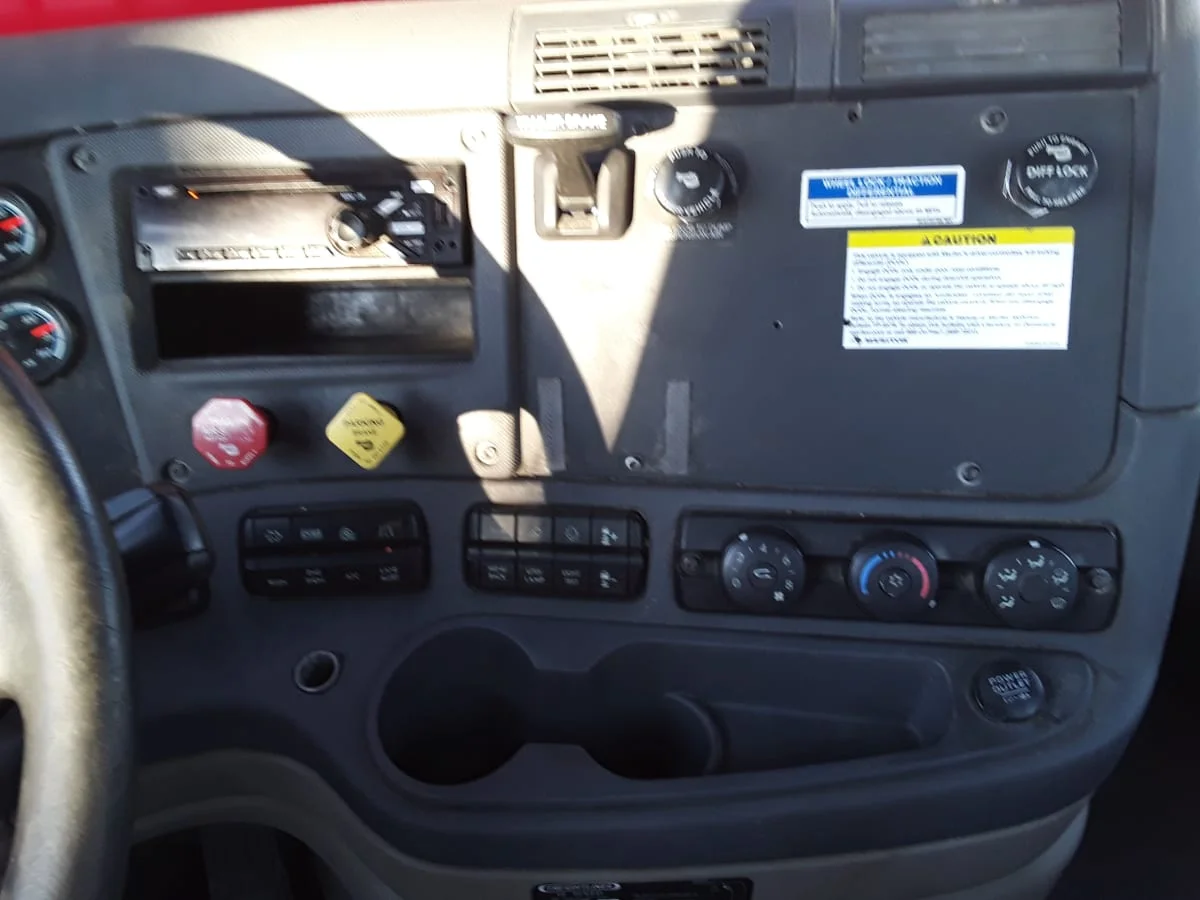 2018 Freightliner Cascadia - image 12