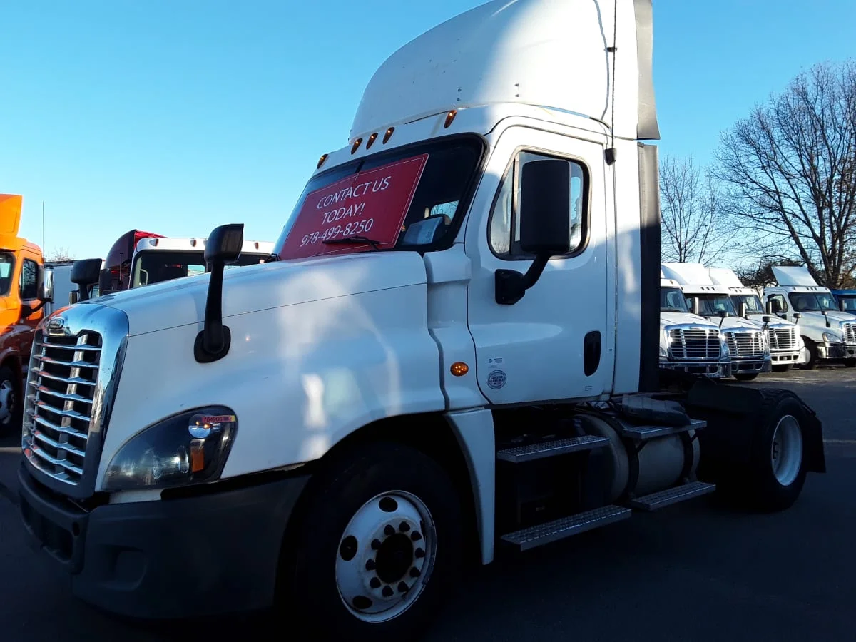 2018 Freightliner Cascadia - image 2