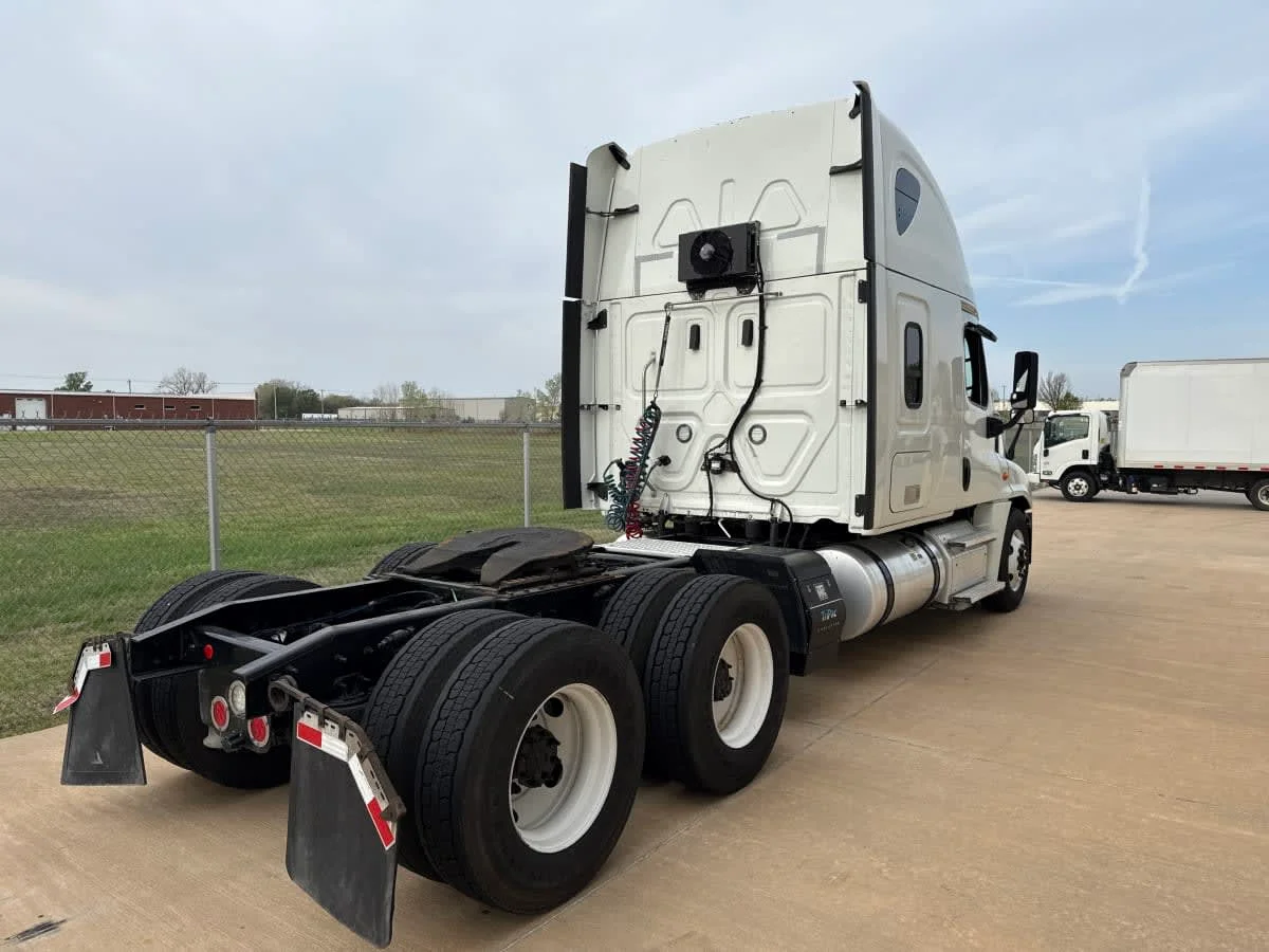 2020 Freightliner Cascadia in Oklahoma City, OK — photo 4