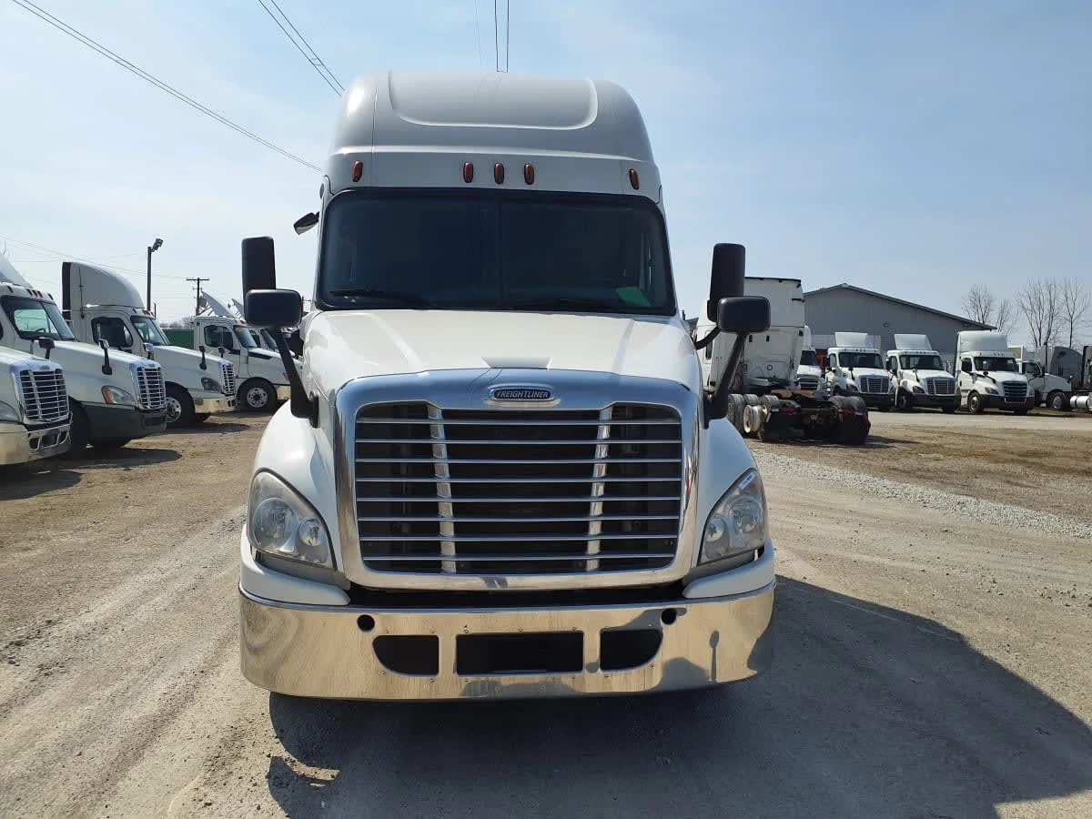 2018 Freightliner Cascadia in Indianapolis, IN — photo 2