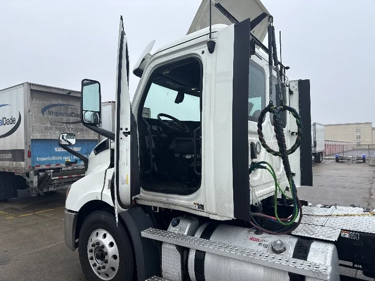 2020 Freightliner Cascadia in Akron, OH — photo 9