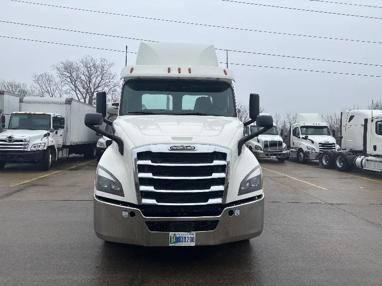 2020 Freightliner Cascadia in Akron, OH — photo 2