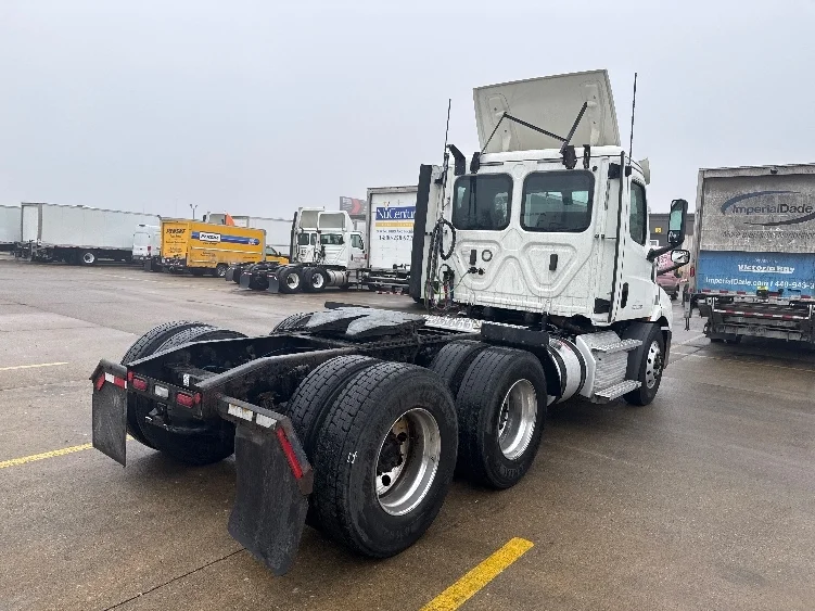 2020 Freightliner Cascadia in Akron, OH — photo 7