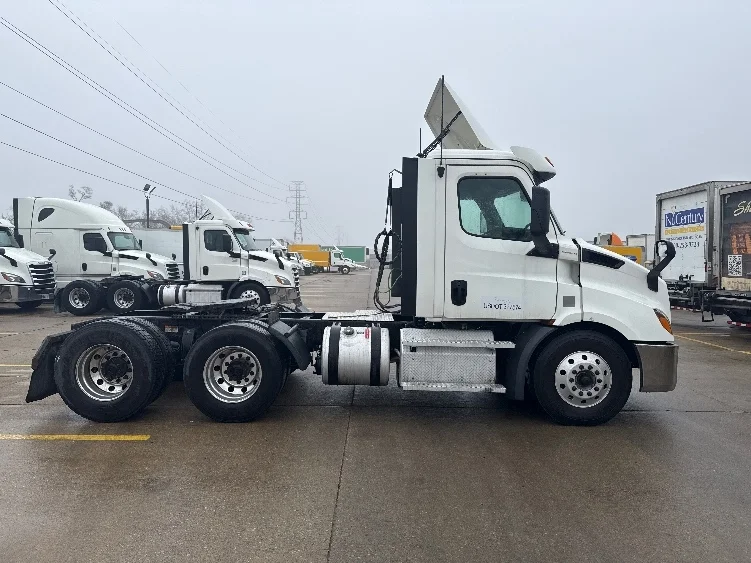 2020 Freightliner Cascadia in Akron, OH — photo 8