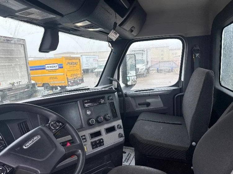 2020 Freightliner Cascadia in Akron, OH — photo 10