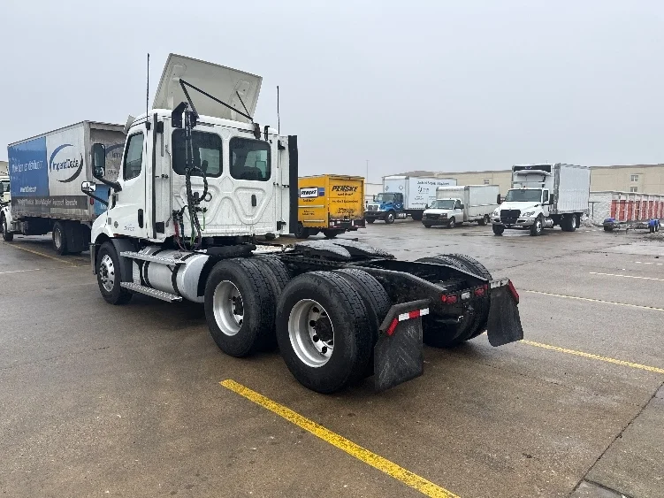 2020 Freightliner Cascadia in Akron, OH — photo 5