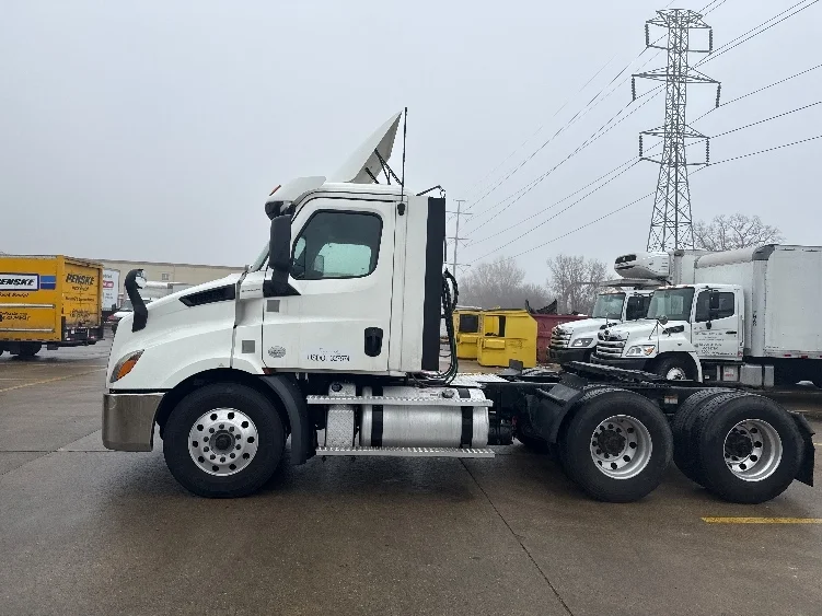 2020 Freightliner Cascadia in Akron, OH — photo 4