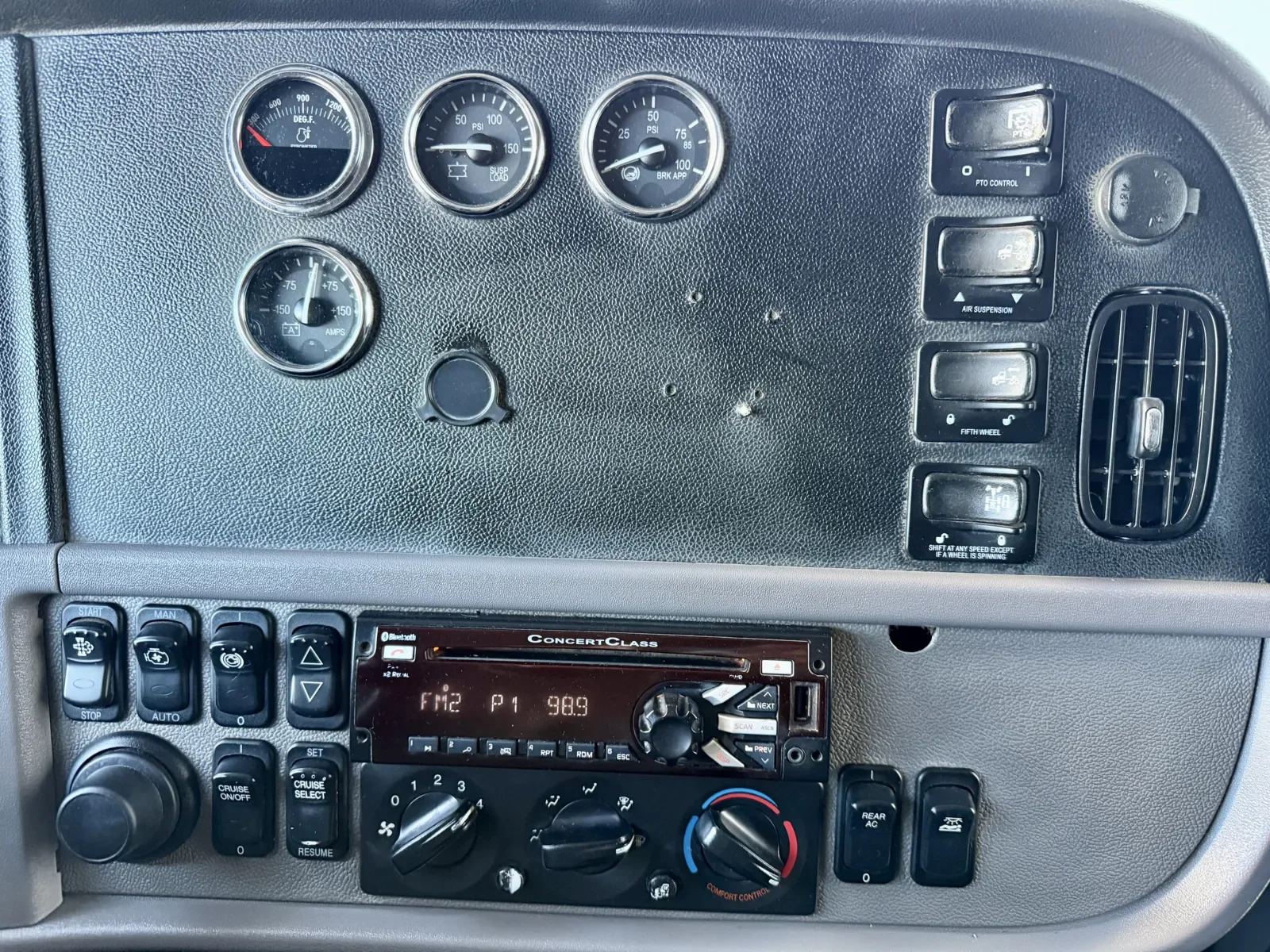 2014 Peterbilt 388 in New Lenox, IL — photo 18
