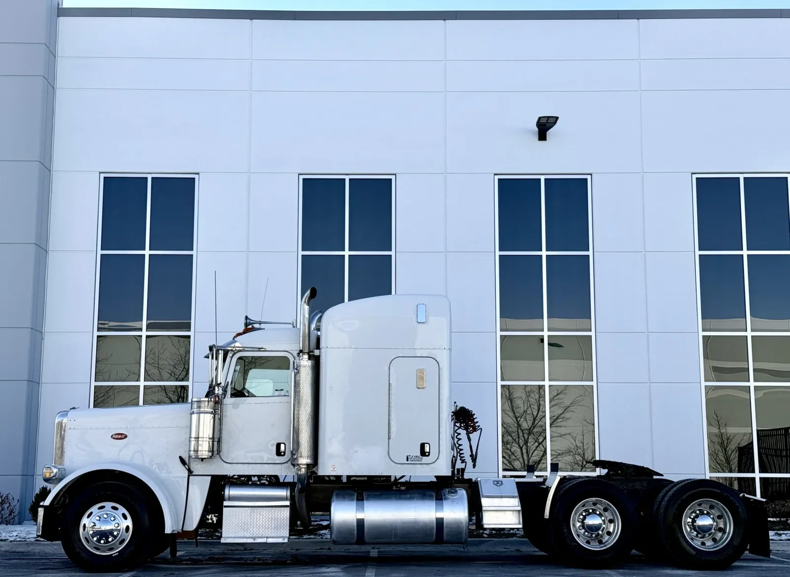 2014 Peterbilt 388 in New Lenox, IL — photo 4