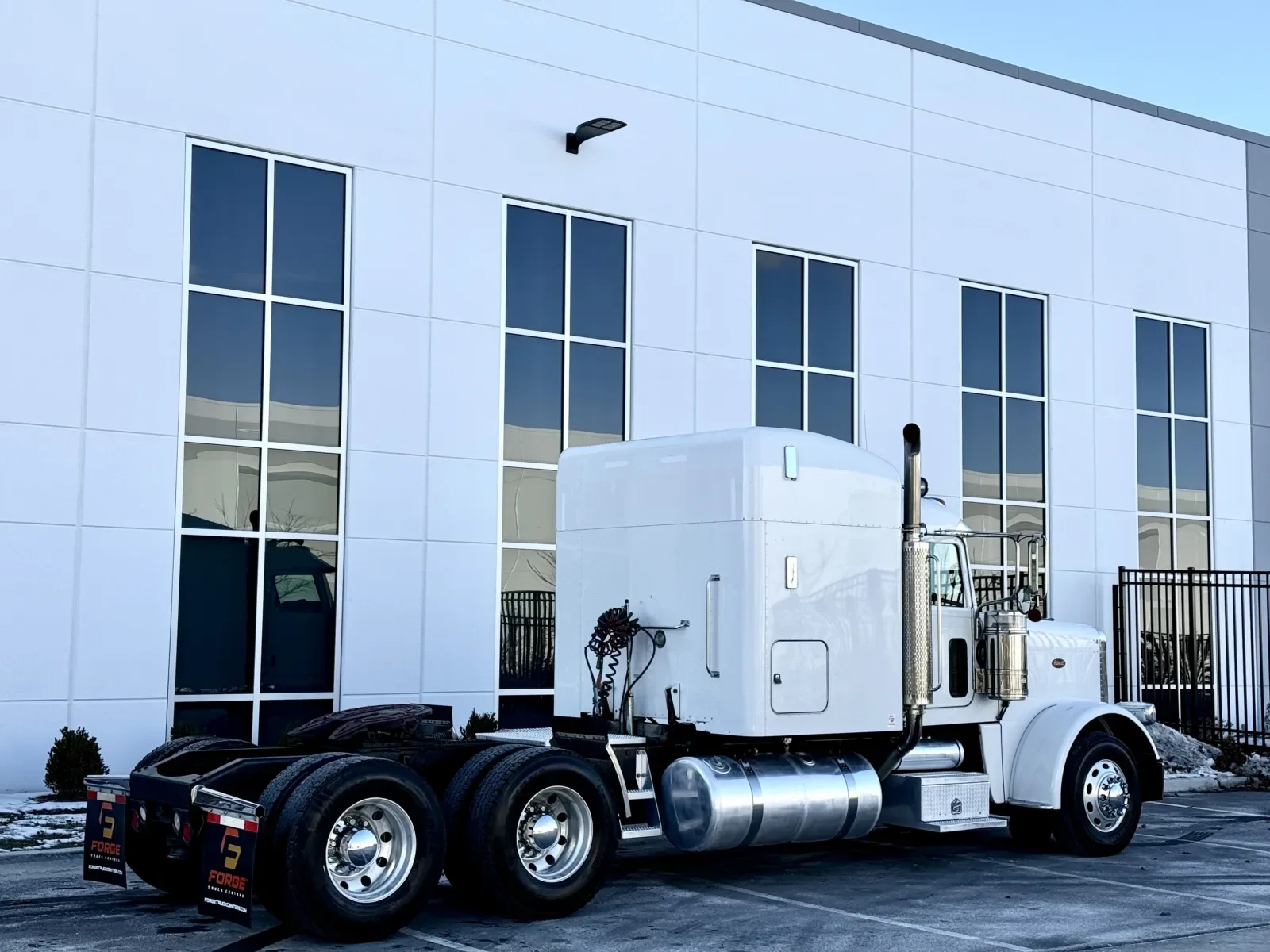 2014 Peterbilt 388 in New Lenox, IL — photo 5