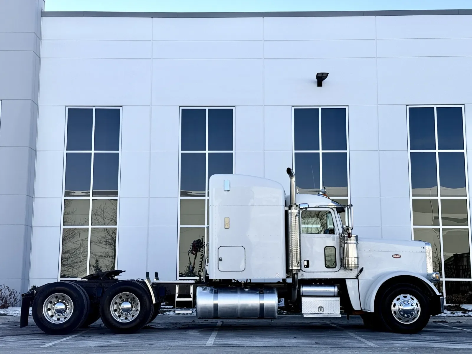 2014 Peterbilt 388 in New Lenox, IL — photo 3