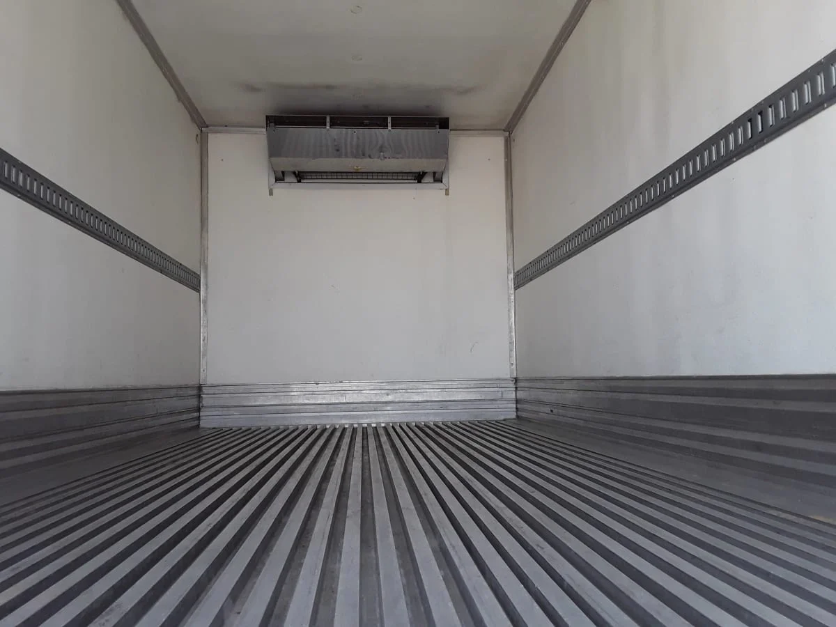 2015 Isuzu NRR - image 9