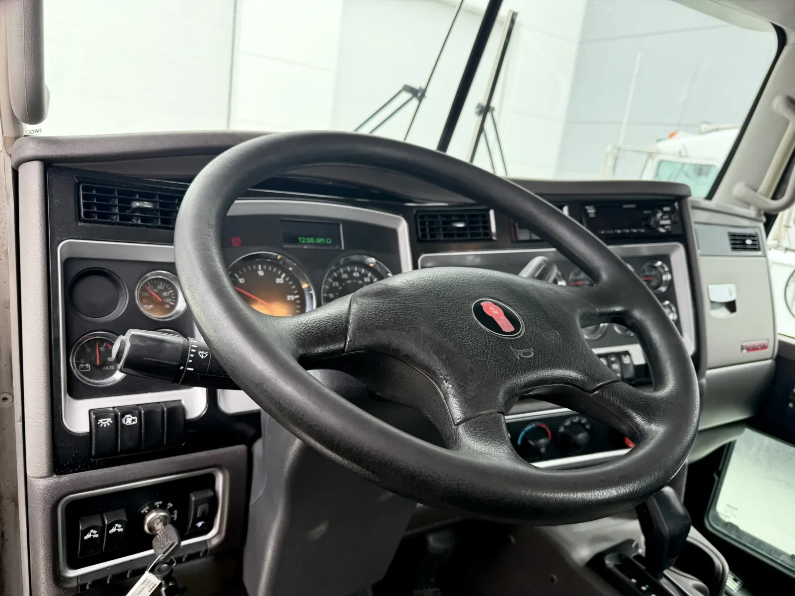 2020 Kenworth T800 - image 15