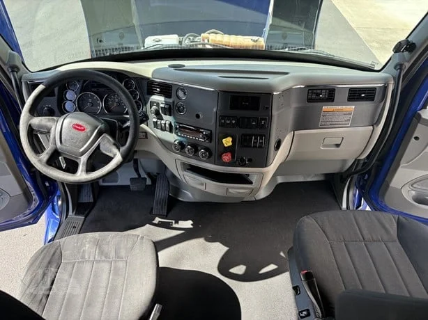 2022 Peterbilt 579 in Medford, OR — photo 32